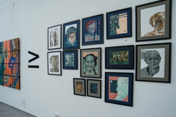 "Покоління Z": у Києві діє виставка, присвячена конфлікту поколінь
