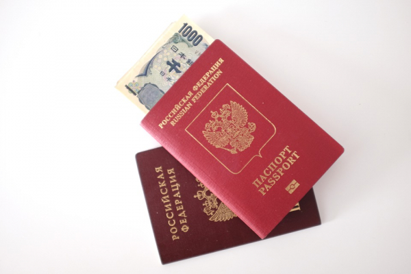 "Повзуча анексія": РФ масово видає українцям паспорти. Чому українська влада зволікає?