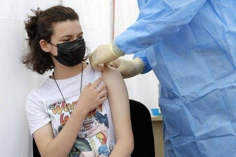 Не "чипування" і "Білла Гейтса": чого остерігаються українці під час вакцинації?