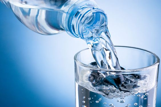 Яку воду краще пити і на які норми звертати увагу — коментар експерта