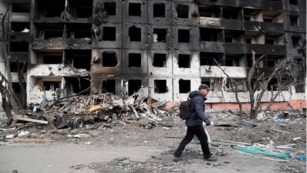Війська РФ у Маріуполі ексгумують тіла цивільних, похованих у дворах будинків
