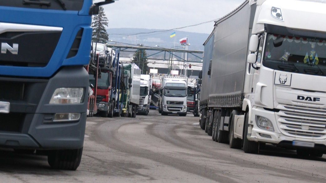 Вантажівки — вибірково, легкові — вільно. Блокування кордонів продовжується — Держприкордонслужба 